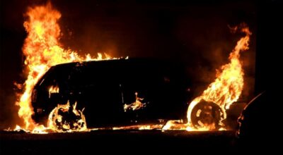Imagem de um carro pegando fogo.