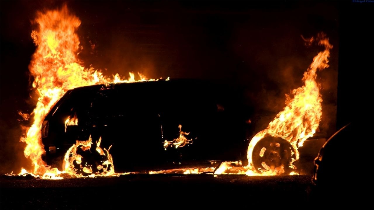 Imagem de um carro pegando fogo.