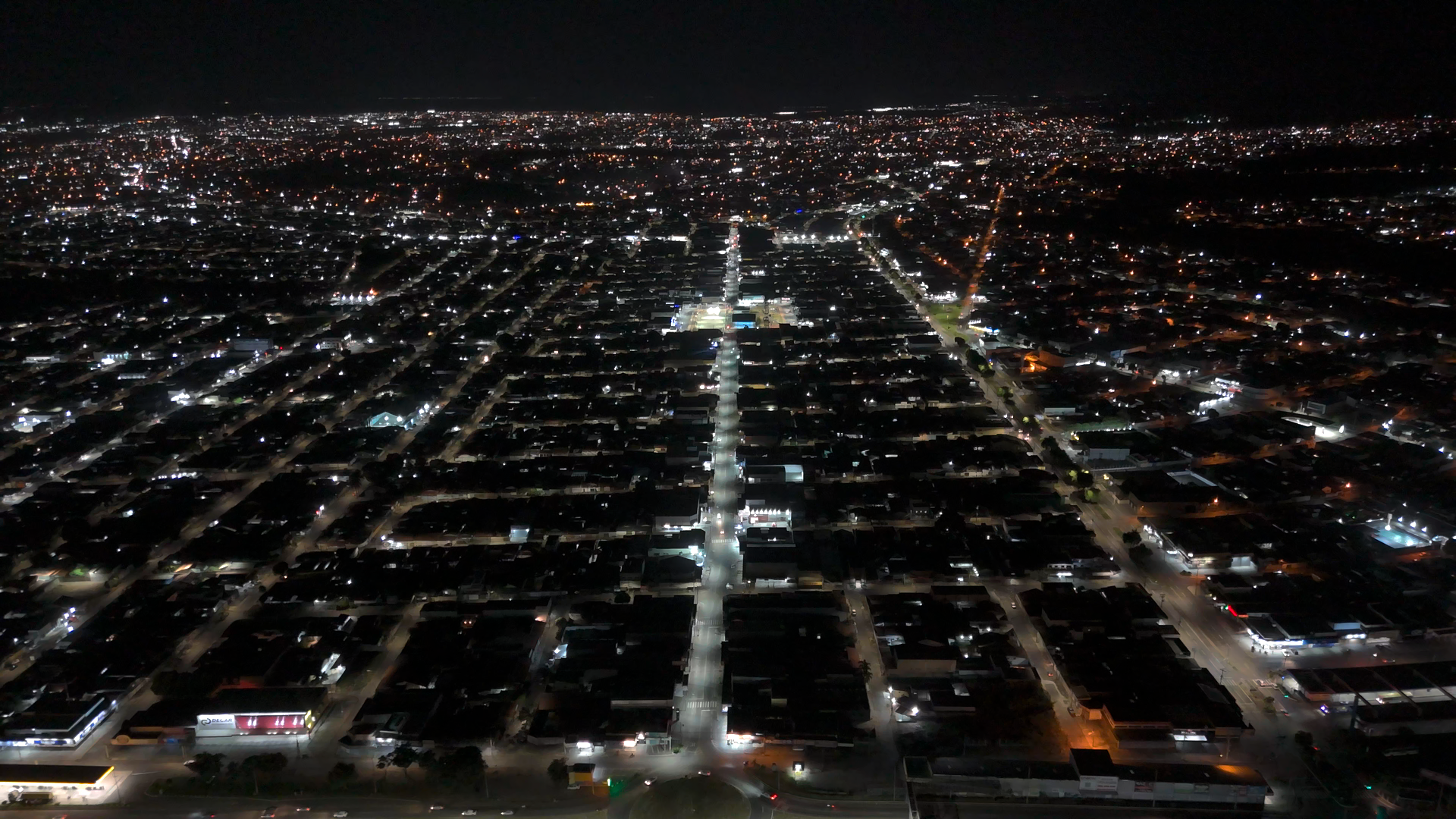 Vista aérea noturna de Aparecida de Goiânia.