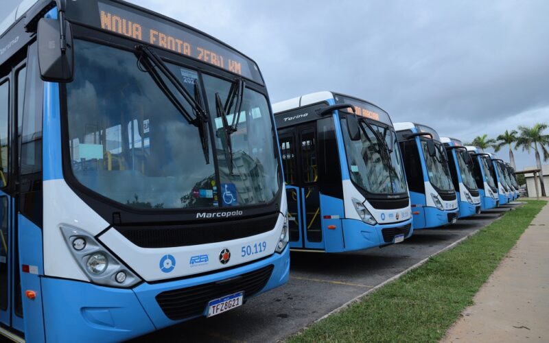 Foto da nova frota de ônibus que irá circular em Aparecida.