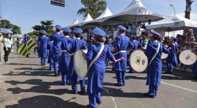 Foto da banda marcial desfilando no Aniversário de Aparecida.