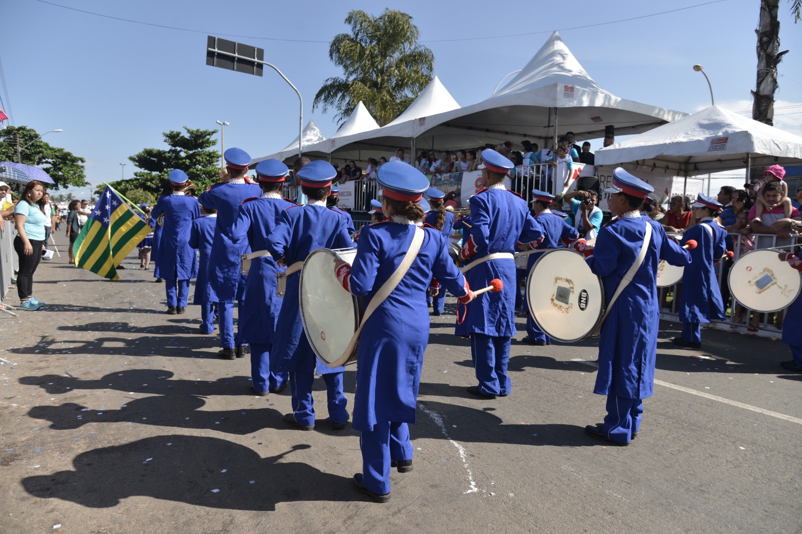 Foto da banda marcial desfilando no Aniversário de Aparecida.