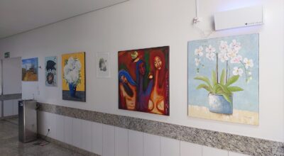 foto da exposição dos quadros no hospital.