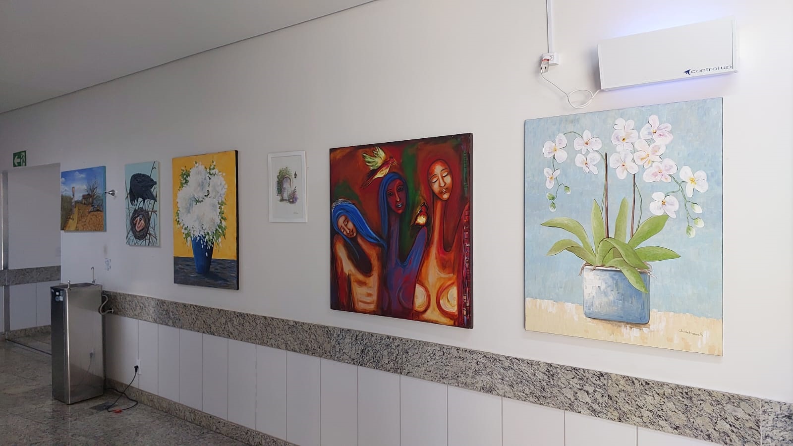 foto da exposição dos quadros no hospital.