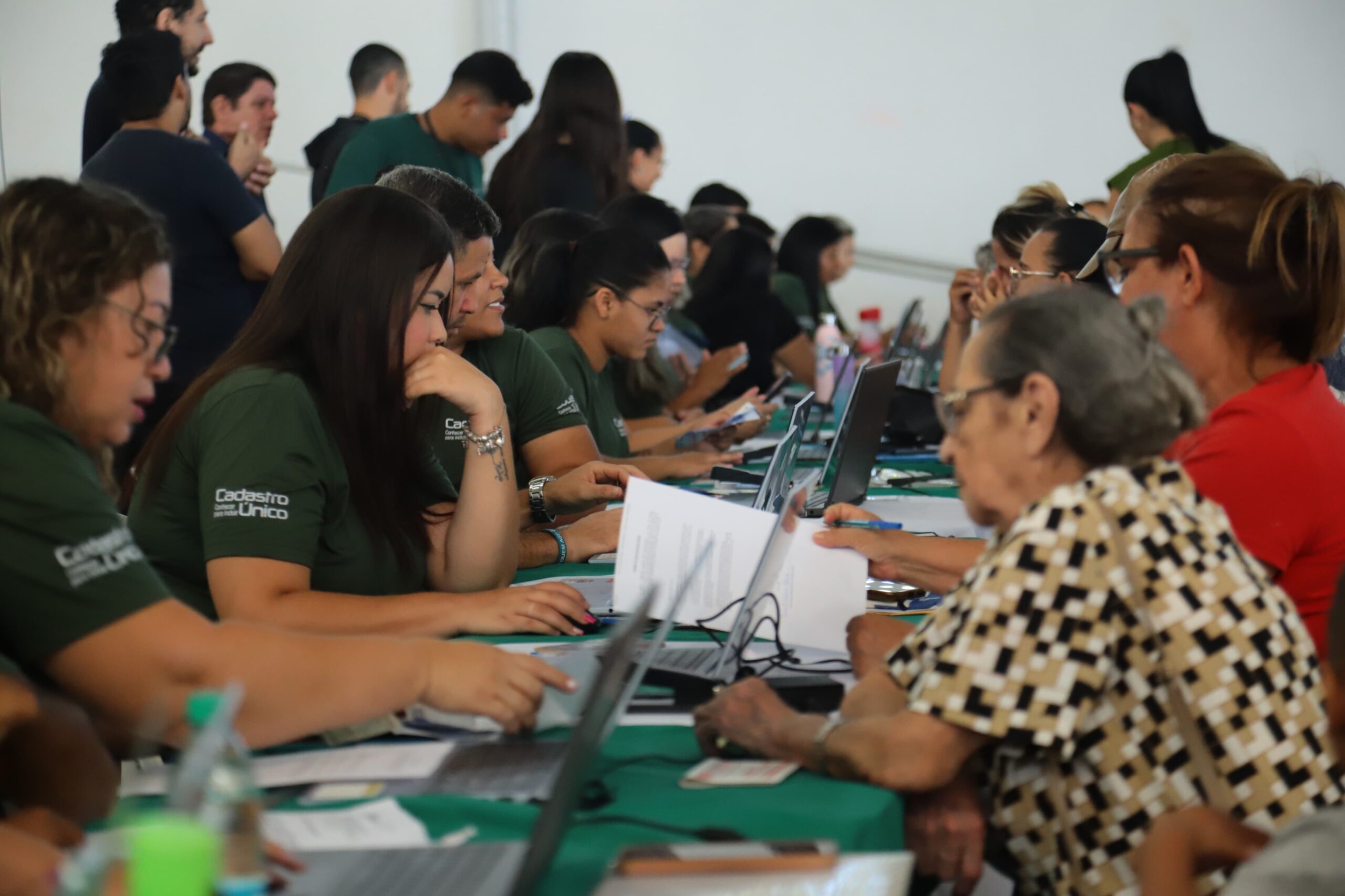 Moradores são atendidos por equipes da Assistência Social durante o mutirão do Cadastro Único, em ação organizada e voltada ao acesso a benefícios sociais.