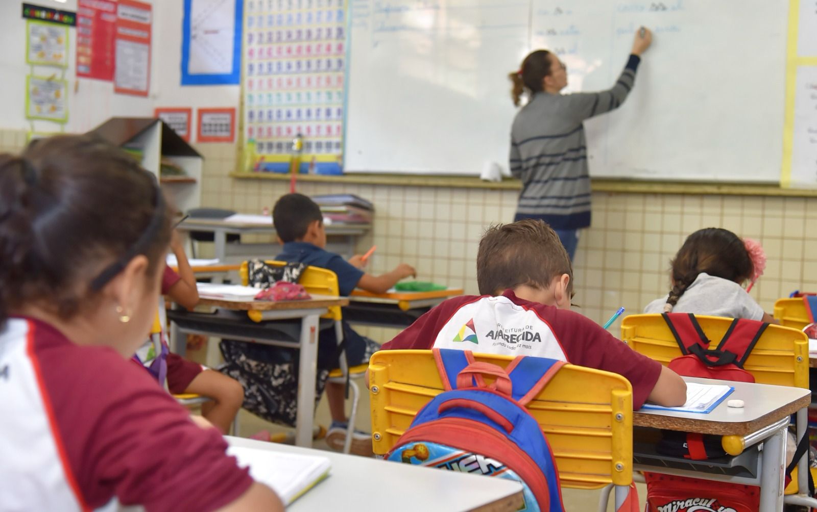Foto de uma sala de aula.