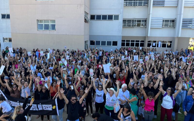 Foto de professores e técnicos Administrativos reivindicando seus direitos.