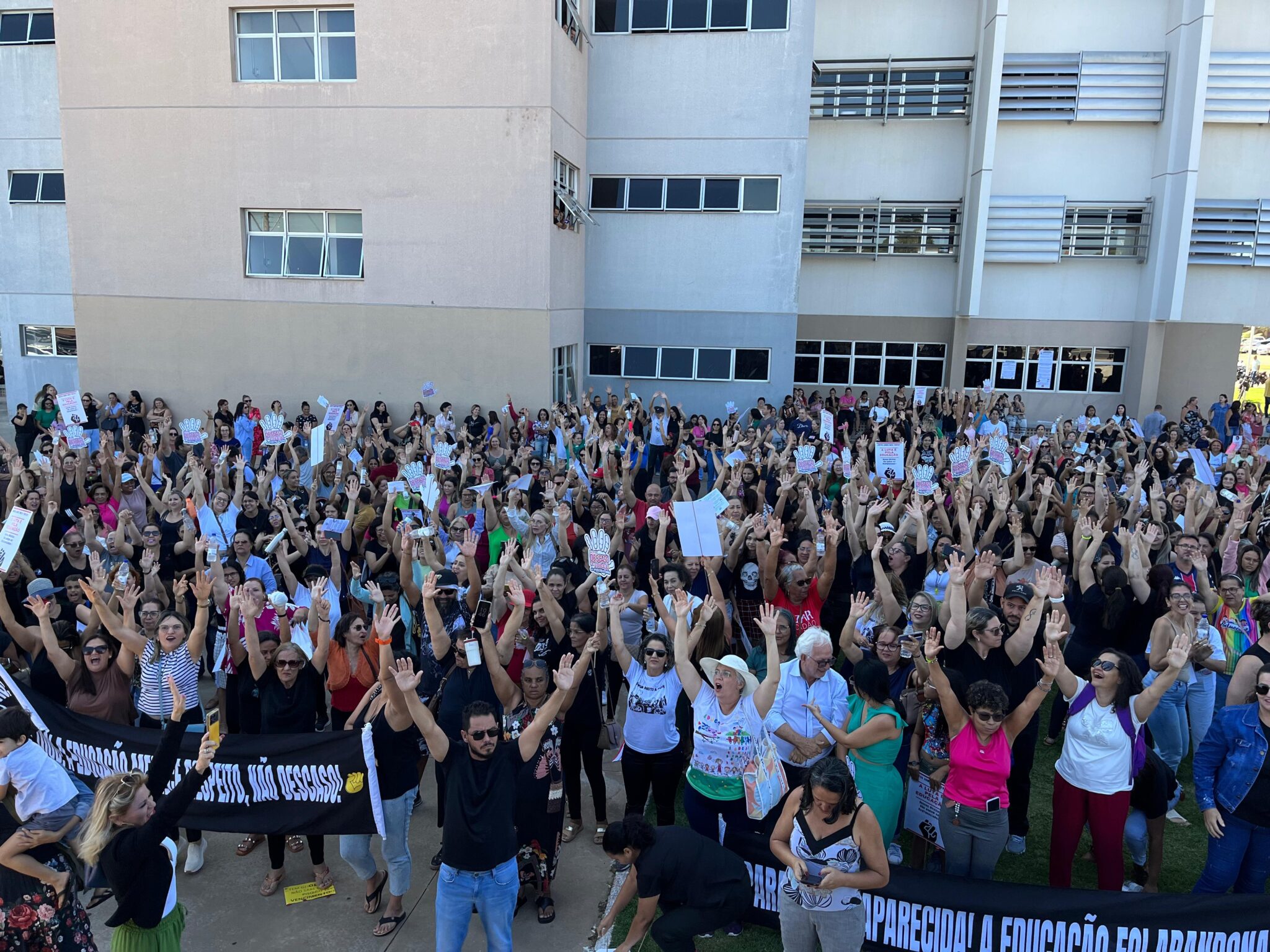Foto de professores e técnicos Administrativos reivindicando seus direitos.