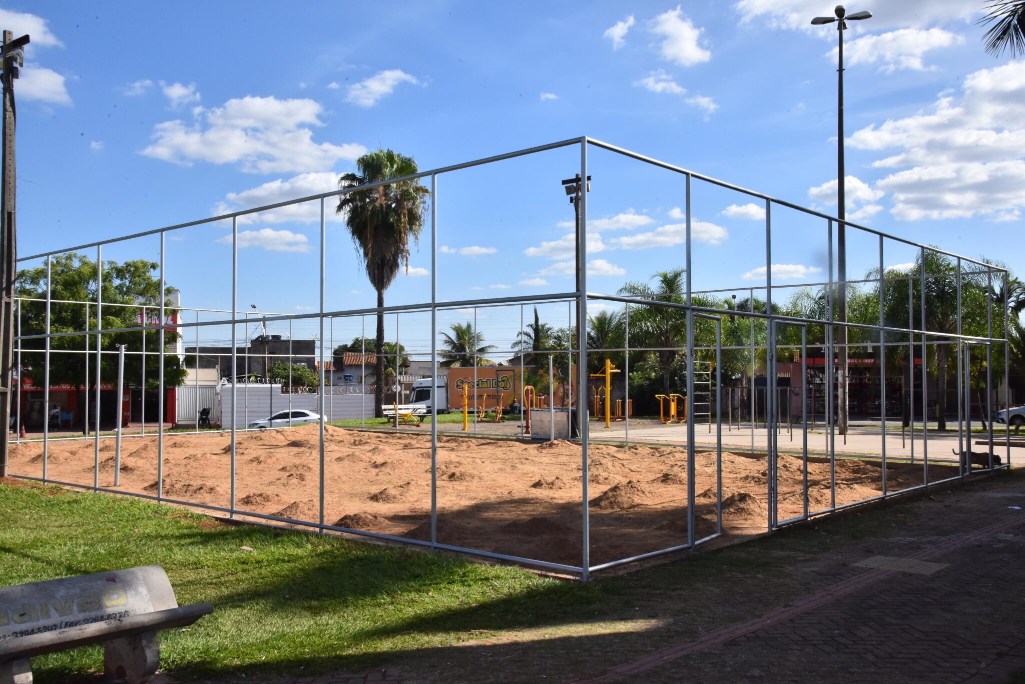 Estrutura da nova quadra de areia em construção na Praça CEU das Artes, no bairro Vera Cruz, durante obras de revitalização em Aparecida de Goiânia.