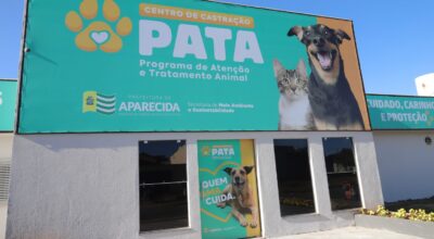 Fachada do Centro de Castração PATA, em Aparecida, destaca o serviço de castração gratuita para cães e gatos de famílias, ONGs e protetores.