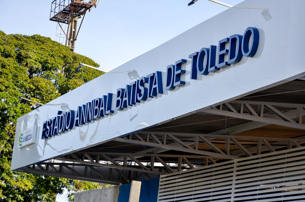Faixada do estádio da Aparecidense.
