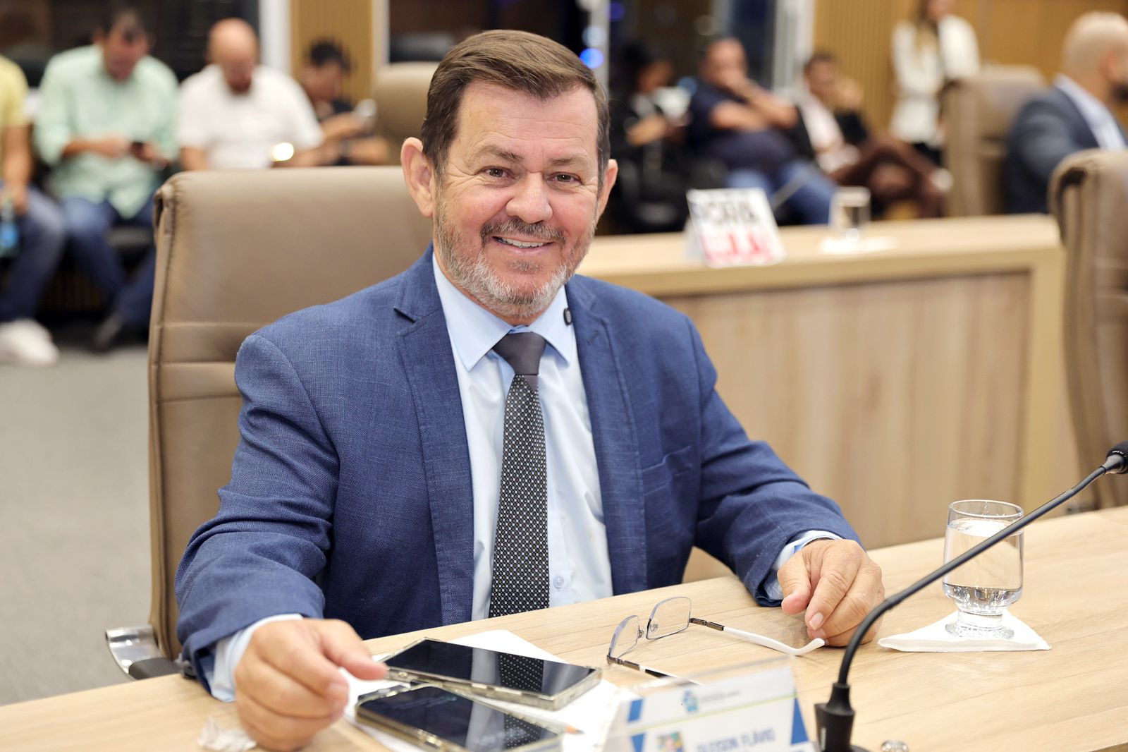 Foto do vereador Gleison Flávio durante sessão na Câmara Municipal de Aparecida de Goiânia.