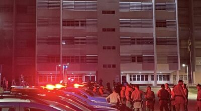 Viaturas alinhadas e agentes reunidos em frente a um prédio público durante operação noturna do GGIM em Aparecida de Goiânia