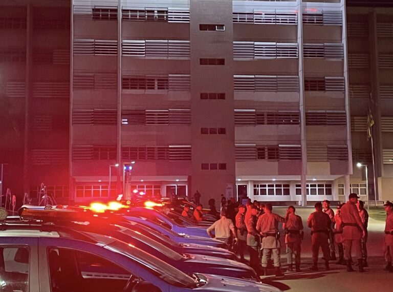 Viaturas alinhadas e agentes reunidos em frente a um prédio público durante operação noturna do GGIM em Aparecida de Goiânia